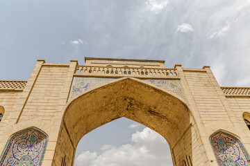 Obraz premium Quran Gate in the north of the Shiraz city. Travelers passing underneath the gates were believed to receive the blessing of the Holy Book as they began their journey.