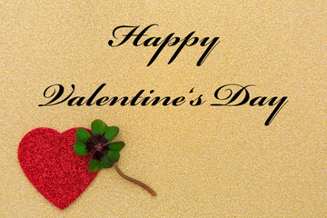 ein rotes Herz und ein Kleeblatt auf goldenem Hintergrund