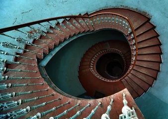 Photo sur Plexiglas Monument artistique Un escalier dans un immeuble de Wrocław