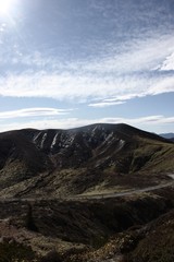 山田峠山頂からの白根山/初冬の山田峠山頂から見た白根山と志賀草津ルートの道