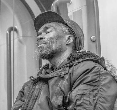 Nero stanco addormentato in metro