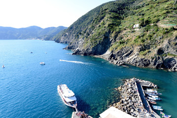 Obraz premium Boat unloads people in Vernazza, Cinque Terre