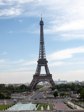 Eiffel Tower seen from fountain at Jardins du Trocadero