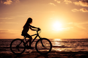 Fototapeta premium Happy little girl standing on the beach