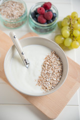 Joghurt mit Müsli und Früchten 