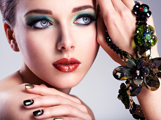 Fototapety  Piękna twarz kobiety z moda zielony makijaż i biżuteria na h