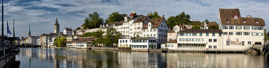 Fototapeta na wymiar Panoramafoto Zürich Schipfe Heiri-Steg Wandmalerei, Fraumuenster St. Peter Lindenhof Wasserspiegelung Limmat