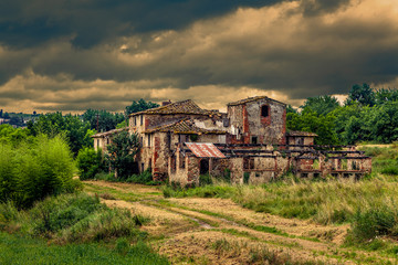Fototapeta na wymiar Abandoned farm in Tuscany