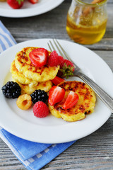 cheese pancakes with fresh berries