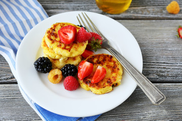  hot cheese pancakes and berries