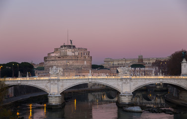 Fototapeta premium Engelsburg mit Brücke in Rom bei Sonnenuntergang