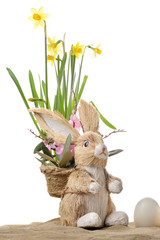 coniglietto di Pasqua con cestino di fiori