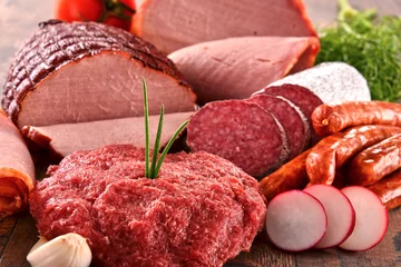 Crédence de cuisine en verre imprimé Viande Produits de viande assortis, y compris jambon et saucisses