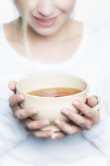 Tee Tasse halten und Tee Trinken