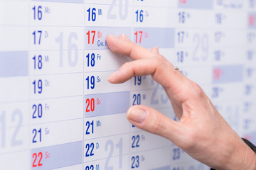 frau sucht ein termin im kalender