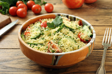 cibo vegetariano couscous insalata con verdure  sfondo rustico