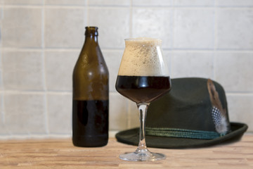 Bicchiere di Birra con bottiglia e cappello