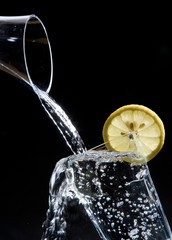 Wasser Glas Karaffe mit Zitrone