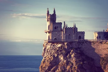 Fotobehang Kasteel bekend kasteel Zwaluwnest in de buurt van Jalta op de Krim