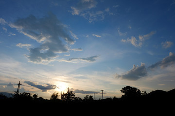 Naklejka premium silhouette landscape with dramatic sunset sky background