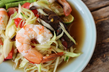 Papaya salad with shrimp
