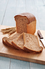 loaf of bread with sliced pieces of bread