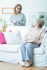 Obraz premium Elderly mother and her daughter