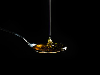 Honig läuft auf einen Löffel