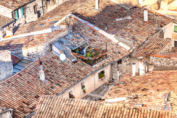Viviers Detail Stadtansicht über die Dächer und Dachterrassen im  Morgensonnenlicht 