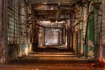 Foto op Plexiglas Vervallen werkplaats van de verlaten fabriek © dr_verner