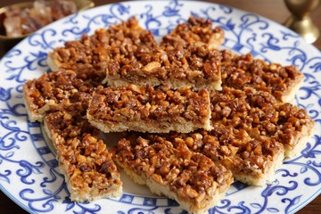 Cake with caramelized walnuts.