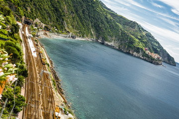 Obraz premium Cinque terre railway tracks surrounded by green mountains