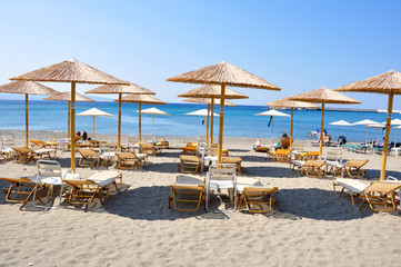 Strand mit Sonnenliegen auf der Insel Kreta