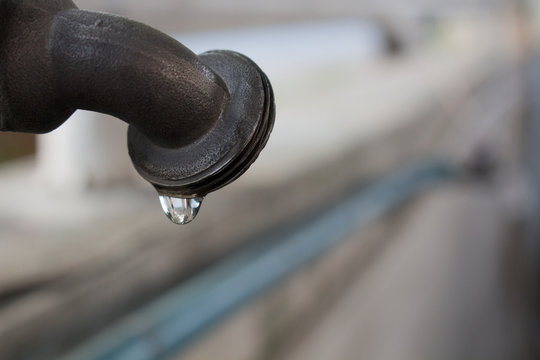 Water drips from the tap water does not flow drought.