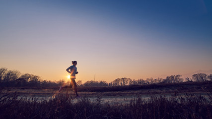 ragazza atletica si allena all'aperto su terra di sera