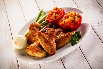 Grilled chicken wings and vegetables 