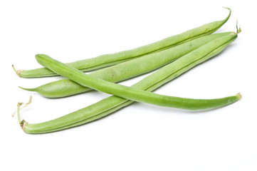Haricots verts frais sur fond blanc