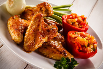 Grilled chicken wings and vegetables 
