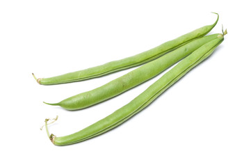 Haricots verts frais sur fond blanc