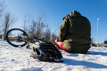 Fototapeta na wymiar Sturz mit dem Fahrrad im Winter