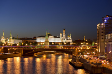 Obraz premium Night views of Moscow, the river, the bridge and the Kremlin, Russia
