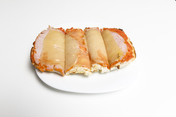 Tostada de lomo adobado con queso