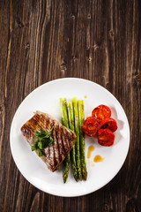 Grilled beefsteak and asparagus