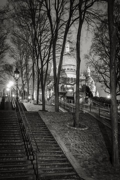 Fototapeta Stairs leading to the Basilica of the Sacred Heart (Sacre Coeur Basilica) at night in Montmartre - Black and White, Paris, France