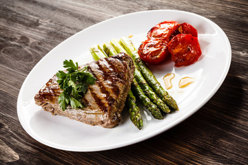 Grilled beefsteak and asparagus