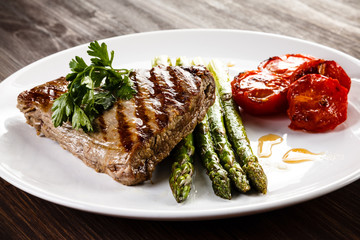 Grilled beefsteak and asparagus
