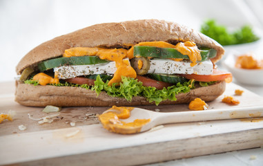 Appetitlich belegtes Brötchen mit Schafskäse 