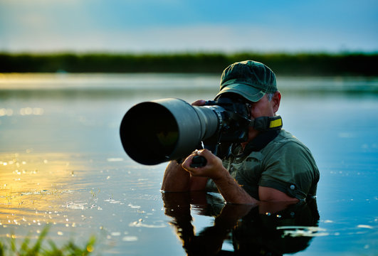wildlife photographer outdoor in action