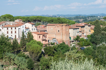 Fototapeta na wymiar Panorama, paese villaggio case colline, vallata Toscana