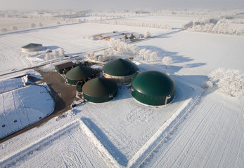 Grüne Biogasanlage in verschneiter Winterlandschaft, Luftbild